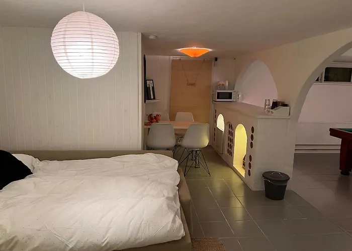 Large Basement In The Middle Of *